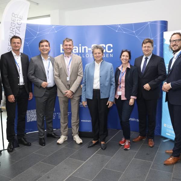 V.l.n.r. Alexander Handschuh, Deutscher Städte und Gemeindebund,  Prof. Ronny Weinkauf, Hochschule Merseburg und brain-SCC  Sven Czekalla, Landtagsabgeordneter  Sirko Scheffler, brain-Scc  Dr. Lydia Hüskens, Ministerin für Digitales und Infrastruktur Land Sachsen-Anhalt  Kathrin Schaper-Thoma, MITZ GmbH  Prof. Markus Krabbes, Hochschule Merseburg  Sebastian Müller-Bahr, Stadt Merseburg © Vincent Grätsch