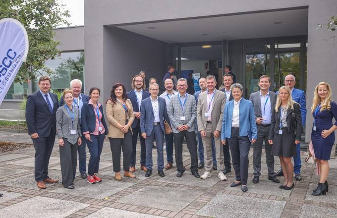 Gruppenfoto mit Vertretern aus Politik, Wirtschaft, Wissenschaft und Verwaltung